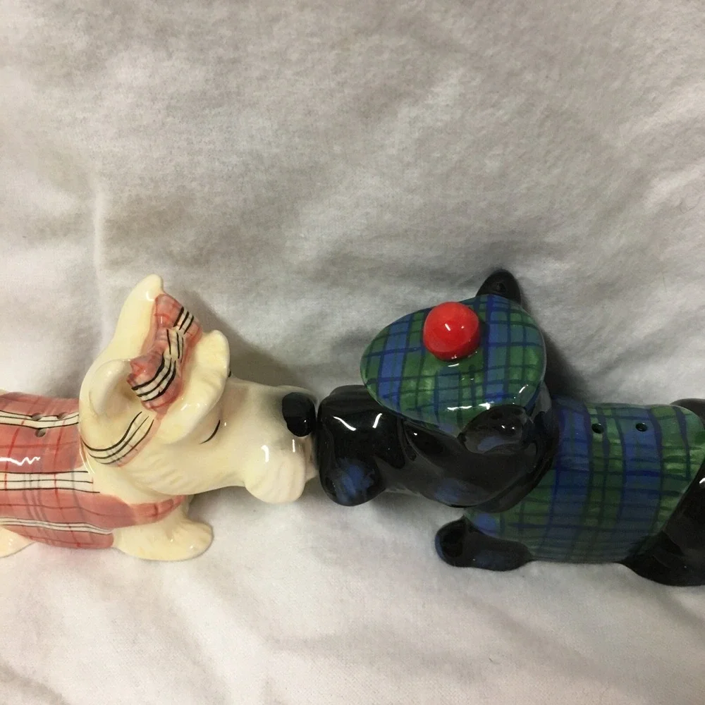 Westland Kissing 2006 Scottish Terrier Dog Magnetic‎ Salt & Pepper Shakers